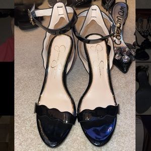 JESSICA SIMPSON BLACK PATENT LEATHER SCALLOPED STRAP HEEL SANDALS SIZE 6.5 NWT